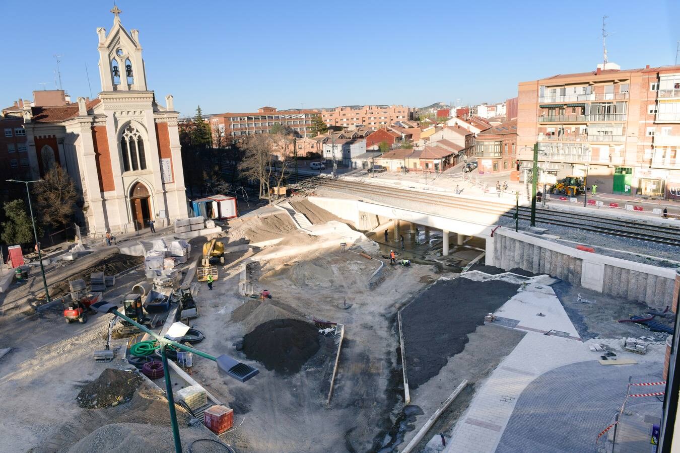 Los operarios aceleran durante estos días el ritmo de los trabajos para rematar los tramos de escaleras, las rampas a ambos lados de la vía y para colocar las barandillas metálicas de seguridad que permitirán acceder al paso que salvará el lecho ferroviario para comunicar bajo las vías los dos bordes del barrio