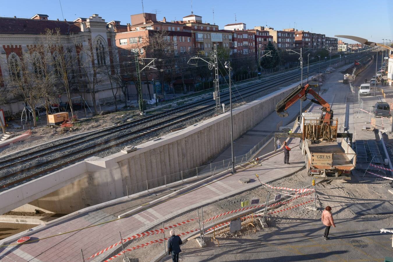 Los operarios aceleran durante estos días el ritmo de los trabajos para rematar los tramos de escaleras, las rampas a ambos lados de la vía y para colocar las barandillas metálicas de seguridad que permitirán acceder al paso que salvará el lecho ferroviario para comunicar bajo las vías los dos bordes del barrio