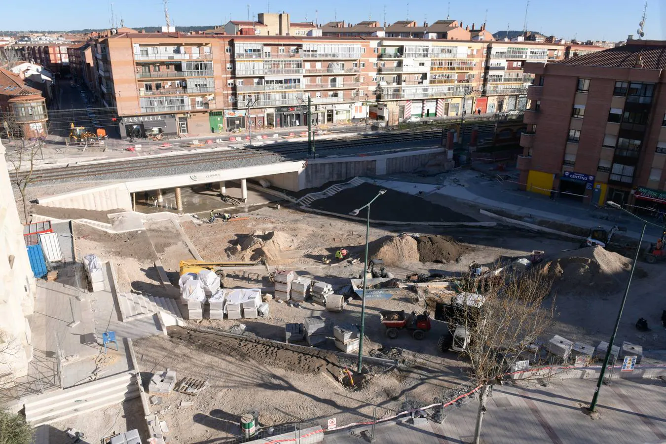 Los operarios aceleran durante estos días el ritmo de los trabajos para rematar los tramos de escaleras, las rampas a ambos lados de la vía y para colocar las barandillas metálicas de seguridad que permitirán acceder al paso que salvará el lecho ferroviario para comunicar bajo las vías los dos bordes del barrio