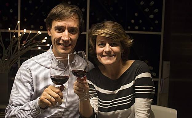 El director de la revista 'Mi Vino', Antomio Candelas, y Sara Cucala. 