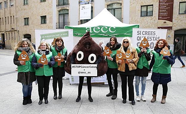 Imagen de una campaña de prevención del cáncer de colon en Salamanca. 