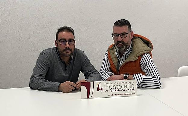 Julio Jiménez (derecha), junto a Jesús Martínez, de la actual junta directiva de la asociación. 