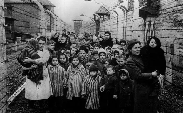 Supervivientes del campo de concentración de Auschwitz.