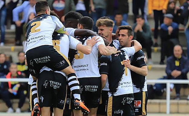 Los jugadores de Unionistas celebran uno de los goles ante el Fuenlabrada. 