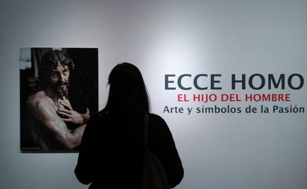 Una visitante observa la imagen de Pedro J. Muñoz que presenta la exposición 'Ecce Homo' 