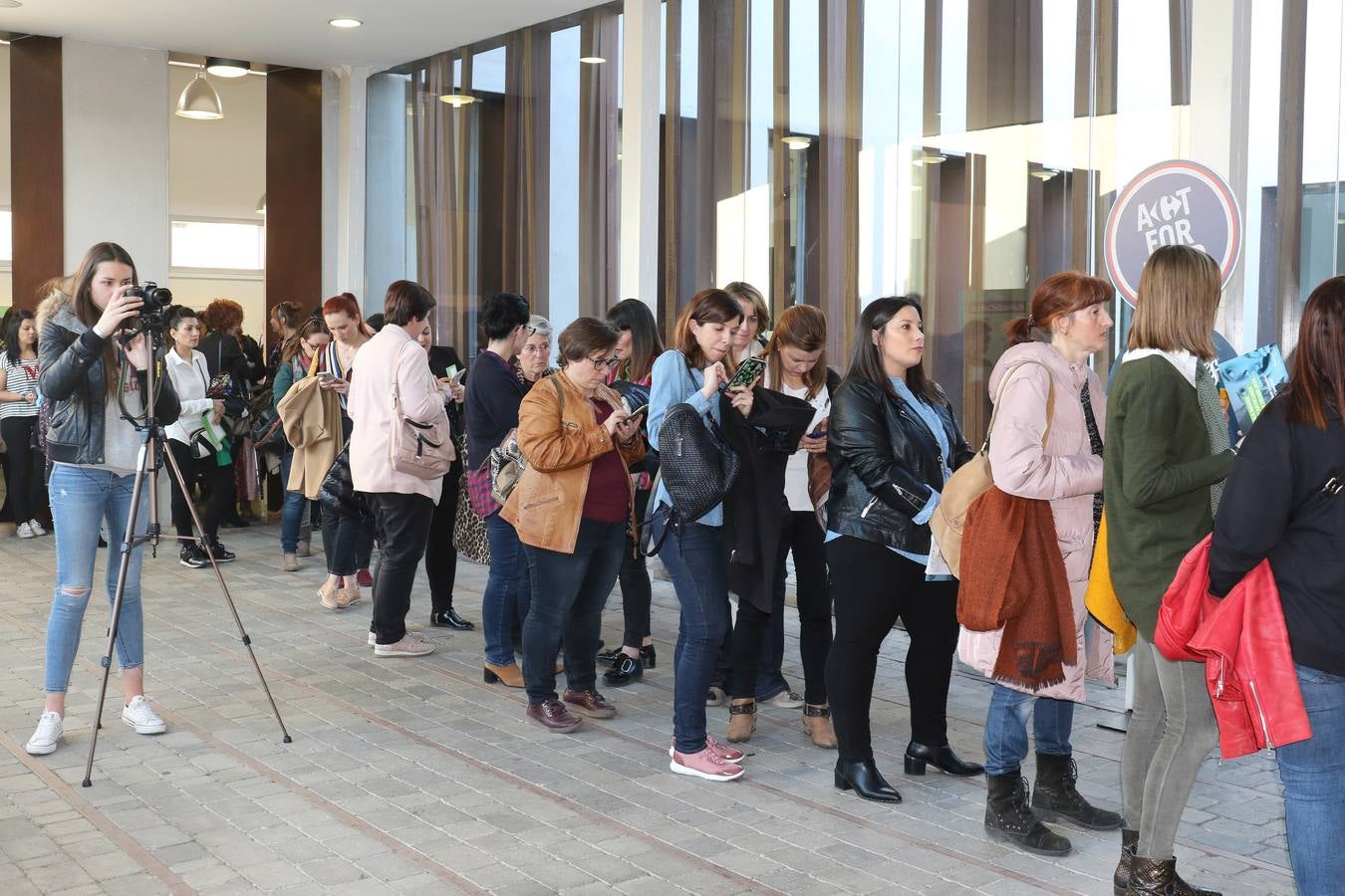 La gira 'Malasmadres On Tour', con Laura Baena, congrega a cientos de mujeres en la Sala Concha Velasco del LAVA