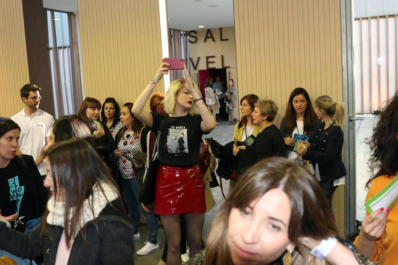 La gira 'Malasmadres On Tour', con Laura Baena, congrega a cientos de mujeres en la Sala Concha Velasco del LAVA