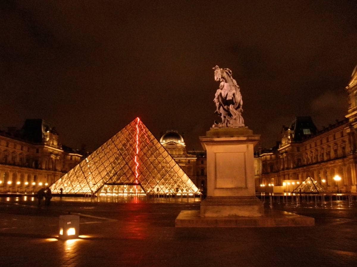 Estas son las imágenes más destacadas que nos habéis mandado con motivo de los 30 años de la pirámide del Louvre.