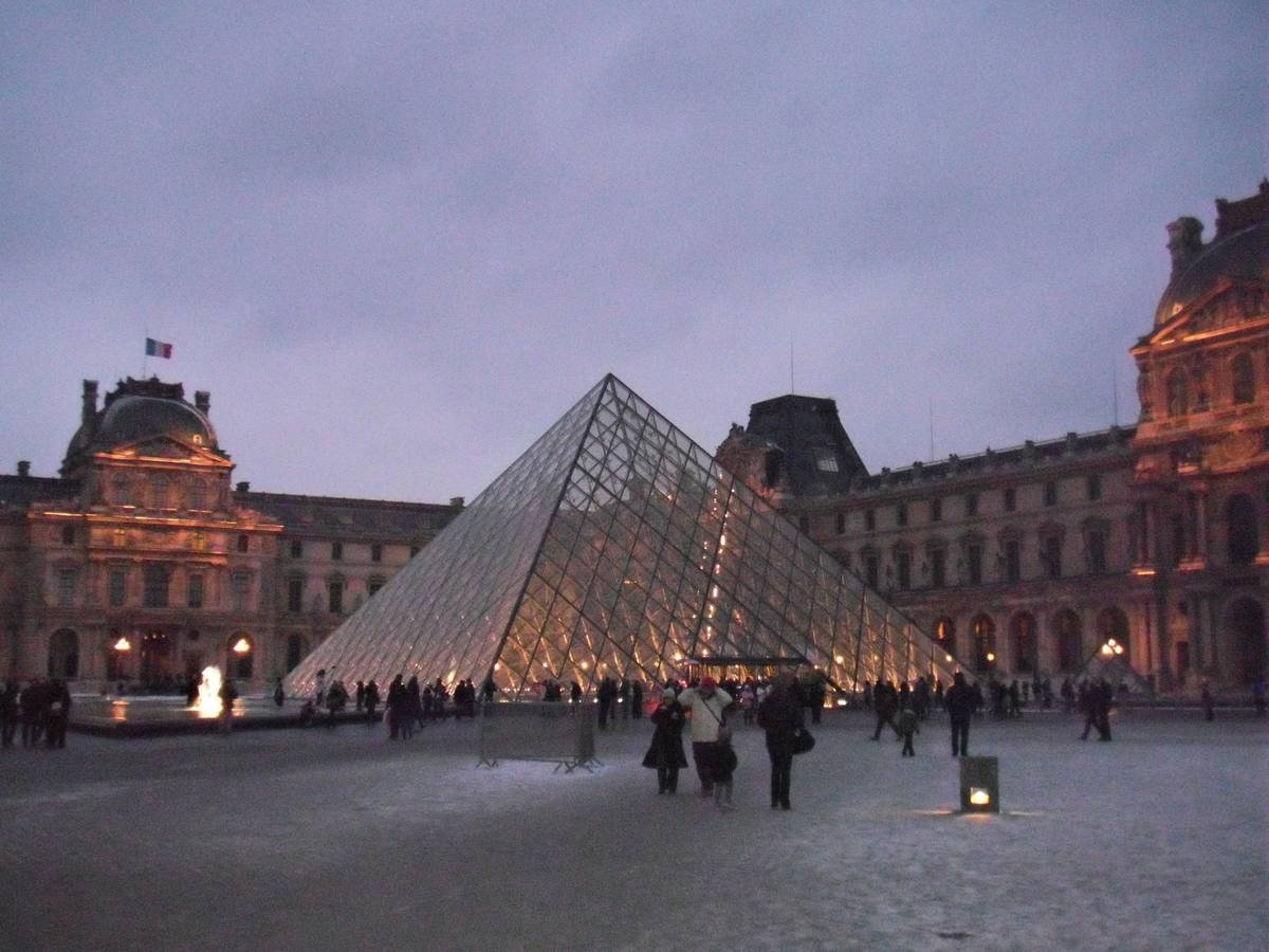 Estas son las imágenes más destacadas que nos habéis mandado con motivo de los 30 años de la pirámide del Louvre.