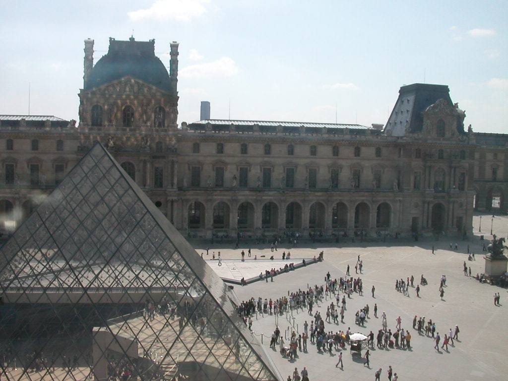 Estas son las imágenes más destacadas que nos habéis mandado con motivo de los 30 años de la pirámide del Louvre.