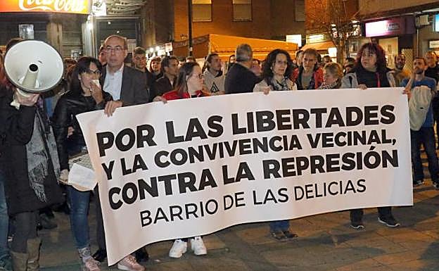 Isabel y Pedro, a la izquierda, con la pancarta, durante la lectura del manifiesto.