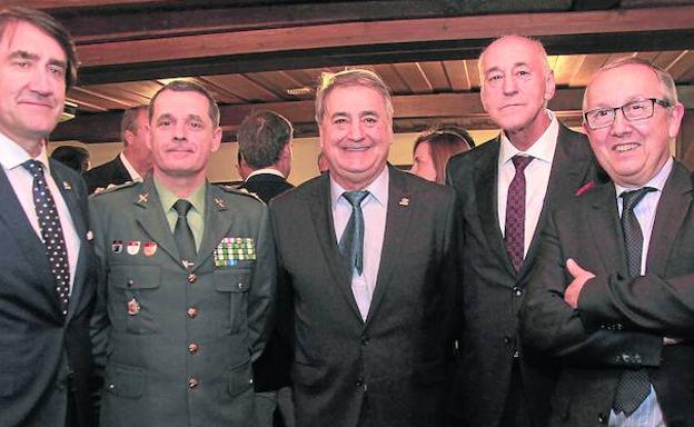 El consejero Juan Carlos Suárez Quiñones (i), con el teniente coronel José Luis Ramírez, Juan Andrés Sáiz Garrido, presidente de Asetra, el transportista Miguel Ángel González, de Navatrans, y el delegado de la Junta Javier López-Escobar, en la gala de Asetra. 