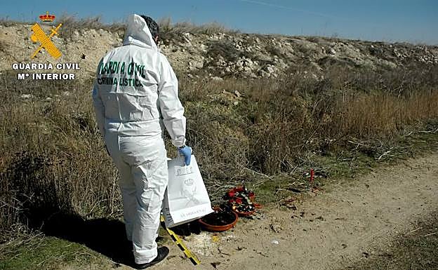 La Guardia Civil retira los restos encontrados en Fuentes de Valdepero.