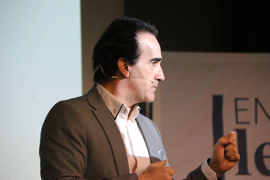 El escritor, conferenciante y formador Javier Iriondo visitó hoy León para pronunciar una charla bajo el título 'Liderazgo y evolución personal, retos ante el cambio' organizada dentro del ciclo `Encuentros con Leonoticias´.