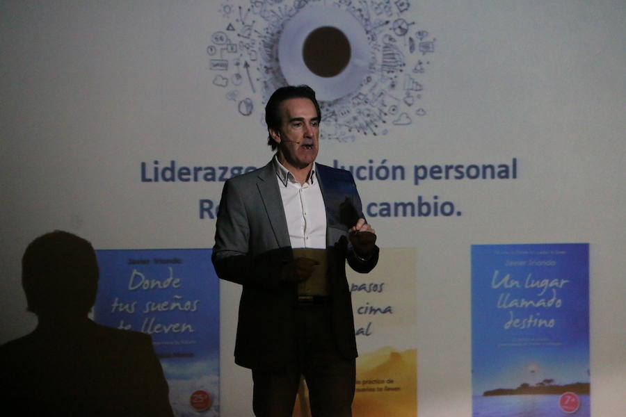 El escritor, conferenciante y formador Javier Iriondo visitó hoy León para pronunciar una charla bajo el título 'Liderazgo y evolución personal, retos ante el cambio' organizada dentro del ciclo `Encuentros con Leonoticias´.