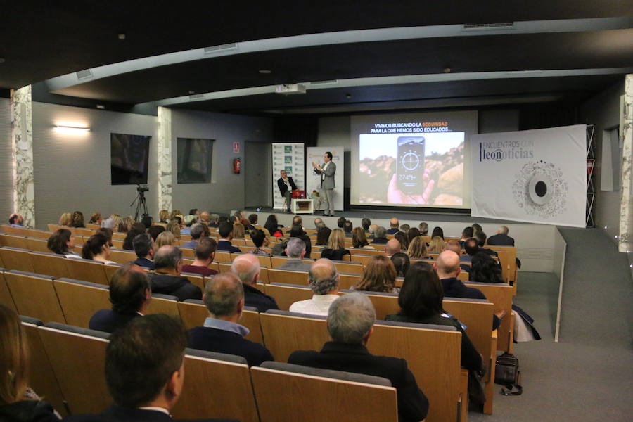 El escritor, conferenciante y formador Javier Iriondo visitó hoy León para pronunciar una charla bajo el título 'Liderazgo y evolución personal, retos ante el cambio' organizada dentro del ciclo `Encuentros con Leonoticias´.