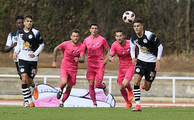 Diego Hernández persigue un balón en la primera vuelta ante la Ponferradina. 