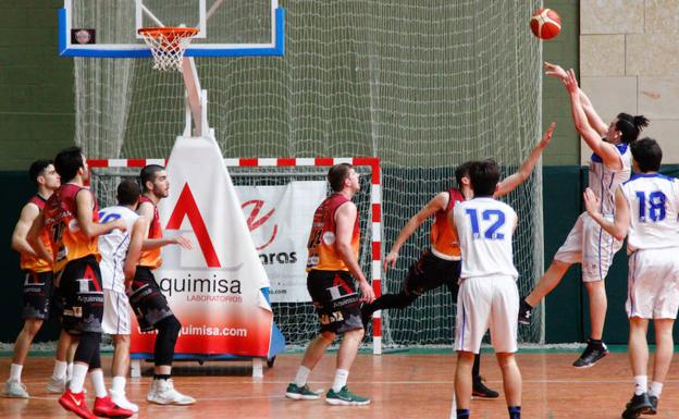 Una acción del partido de la primera vuelta en Carbajosa. 