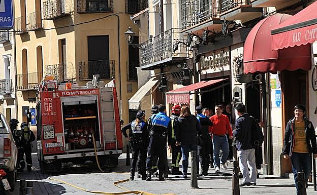 Policías locales y bomberos, a la entrada del Restaurante José María. 