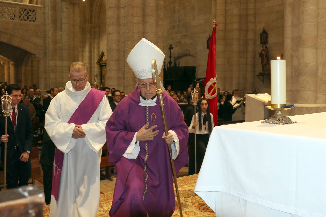 Primera misa con el Cardenal Ricardo Blázquez en la Antigua, despues de la limpieza de la piedra.