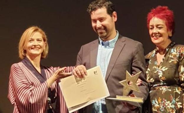 Azucena de la Fuente entregando el Premio al mejor corto de ficción «Cocodrilo» a su director, Jorge Yúdice, e Isabel Blanco, directora del Festival La Fila