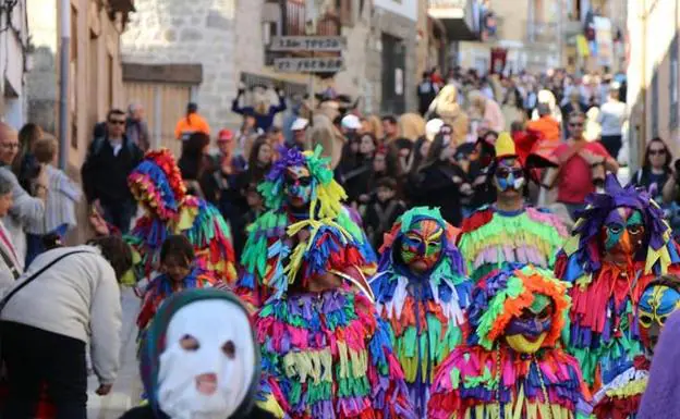 Pasacalles de mascaradas y grupos de folclore en Piedralaves.