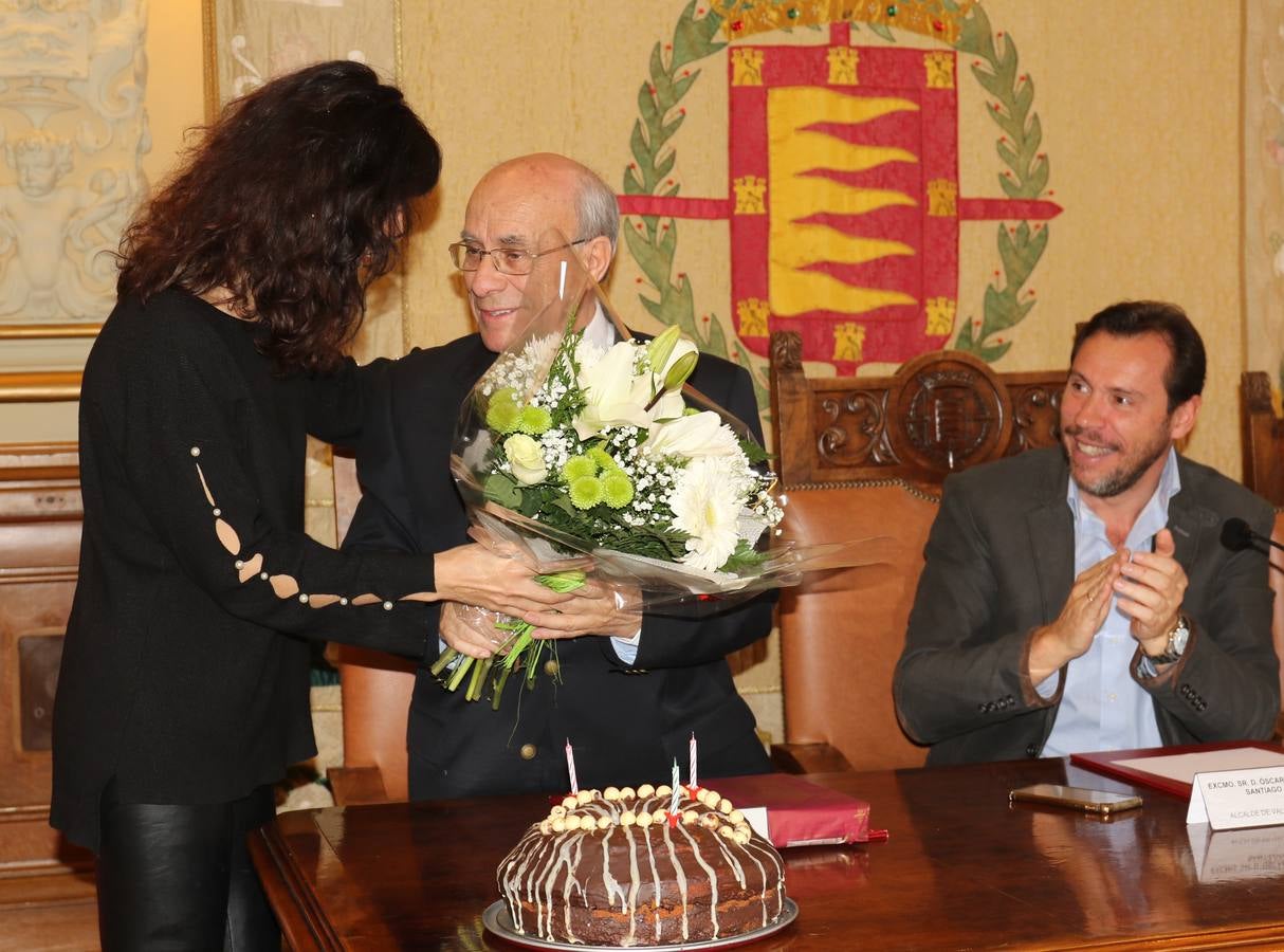 El Ayuntamiento ha editado 'La mirada de Teófanes Egido, cronista de Valladolid', una antología que recopila una «íntima parte» de los trabajos, tanto publicados como inéditos, del sacerdote carmelita e historiador salmantino para agradecerle su «servicio» y «conocimiento» como «investigador intrépido» que ha compartido con la ciudad durante 40 años 