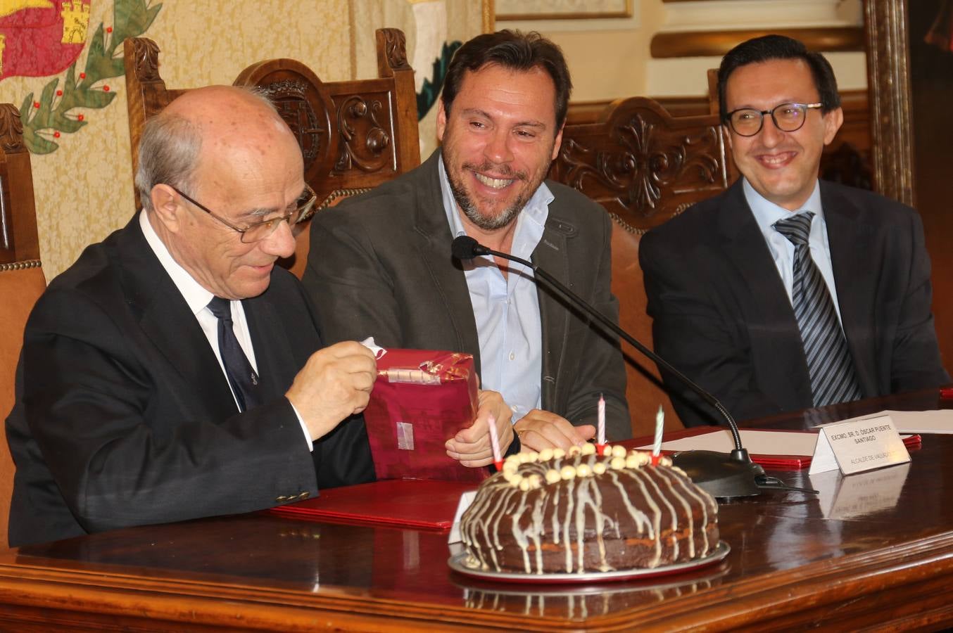 El Ayuntamiento ha editado 'La mirada de Teófanes Egido, cronista de Valladolid', una antología que recopila una «íntima parte» de los trabajos, tanto publicados como inéditos, del sacerdote carmelita e historiador salmantino para agradecerle su «servicio» y «conocimiento» como «investigador intrépido» que ha compartido con la ciudad durante 40 años 