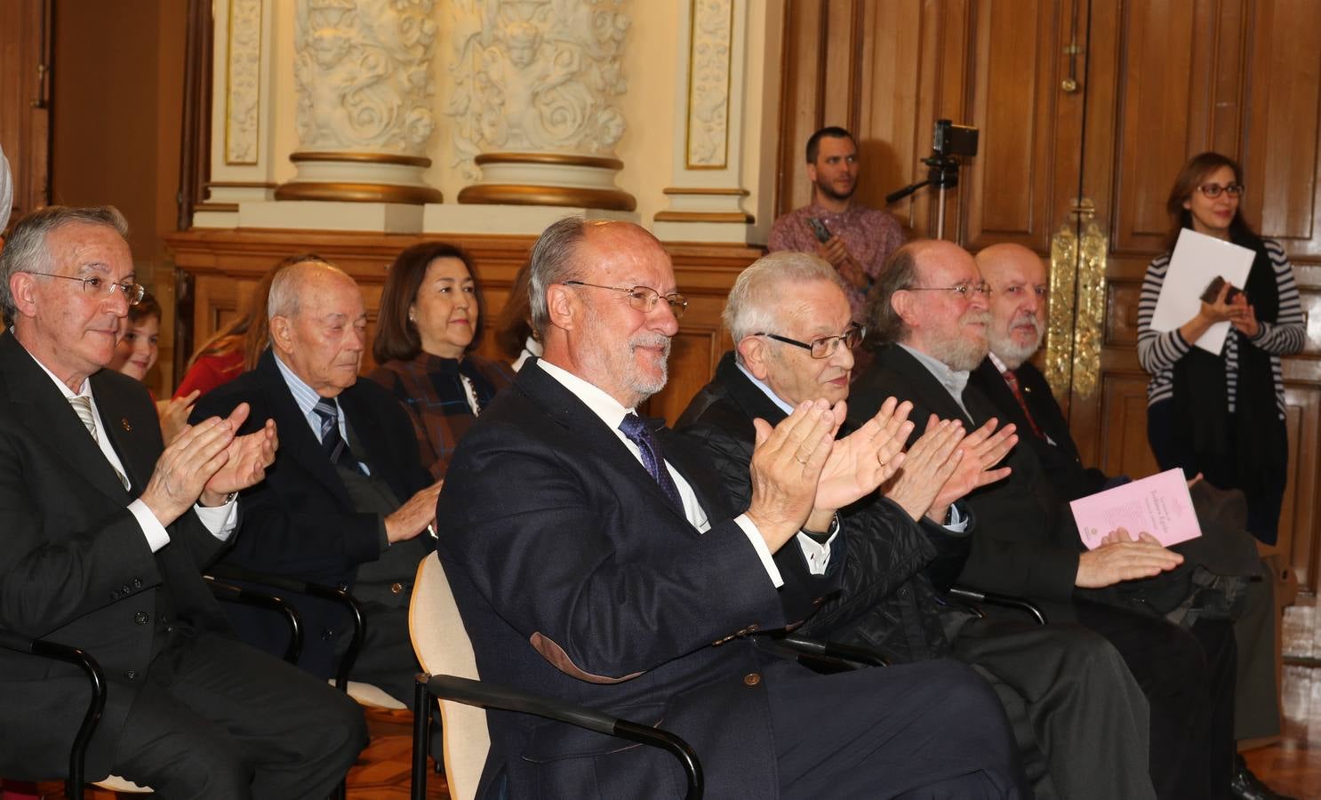 El Ayuntamiento ha editado 'La mirada de Teófanes Egido, cronista de Valladolid', una antología que recopila una «íntima parte» de los trabajos, tanto publicados como inéditos, del sacerdote carmelita e historiador salmantino para agradecerle su «servicio» y «conocimiento» como «investigador intrépido» que ha compartido con la ciudad durante 40 años 