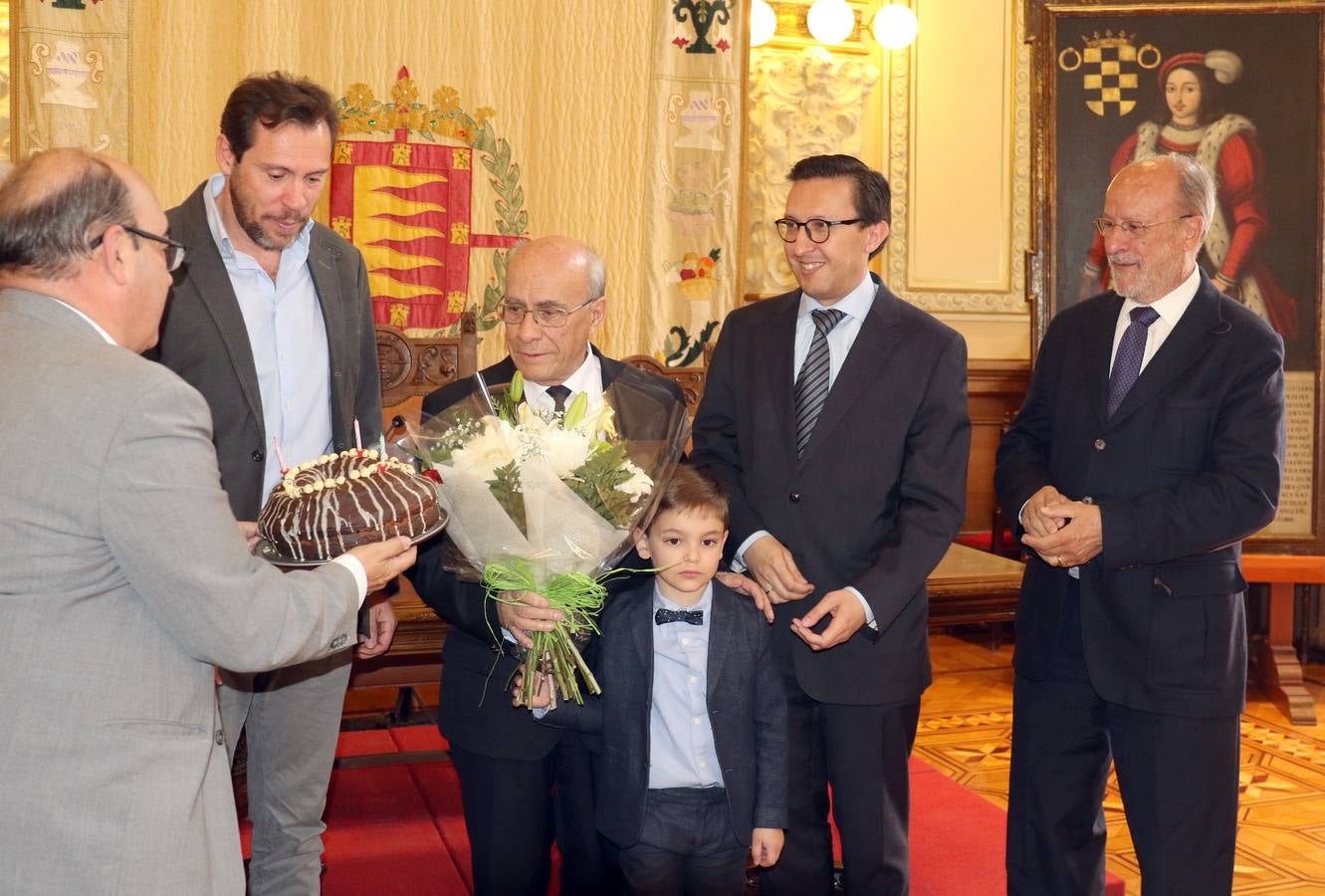 El Ayuntamiento ha editado 'La mirada de Teófanes Egido, cronista de Valladolid', una antología que recopila una «íntima parte» de los trabajos, tanto publicados como inéditos, del sacerdote carmelita e historiador salmantino para agradecerle su «servicio» y «conocimiento» como «investigador intrépido» que ha compartido con la ciudad durante 40 años 