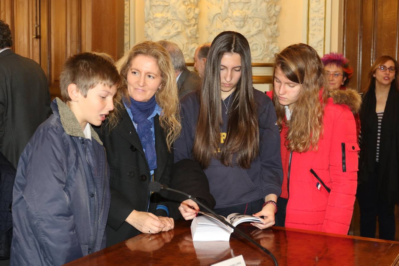 El Ayuntamiento ha editado 'La mirada de Teófanes Egido, cronista de Valladolid', una antología que recopila una «íntima parte» de los trabajos, tanto publicados como inéditos, del sacerdote carmelita e historiador salmantino para agradecerle su «servicio» y «conocimiento» como «investigador intrépido» que ha compartido con la ciudad durante 40 años 