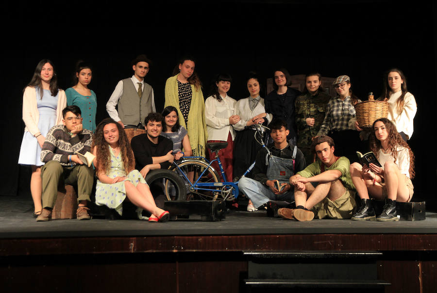 Los componentes del grupo Ponte a la Cola posan en el salón de actos del instituto Andrés Laguna.