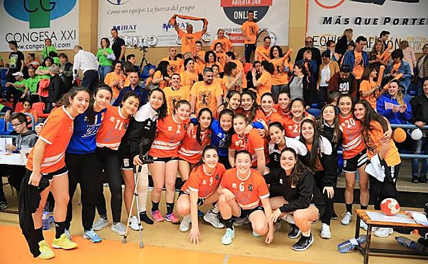 Las cadetes posan con su afición. 