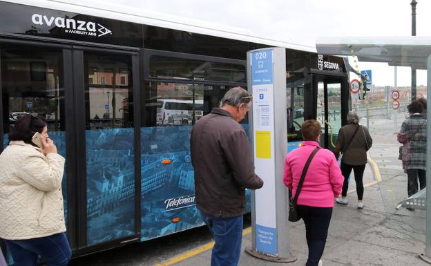 Viajeros dispuestos a montar en uno de los nuevos autobuses en la plaza de Artillería.