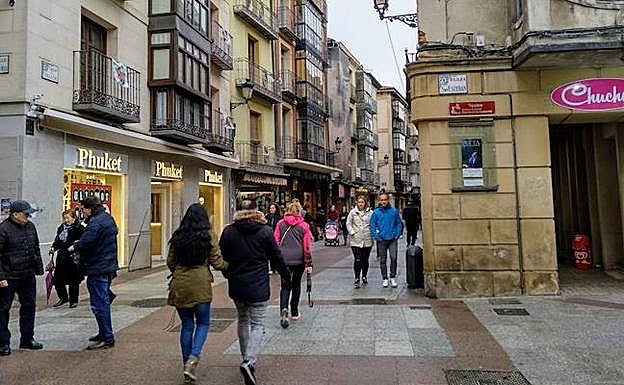 Sorianos pasean por las calles de la ciudad.