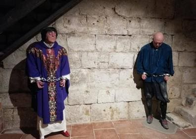 Imagen secundaria 1 - Calabozo con las figuras del obispo de Palencia y el conde de Haro, que estuvieron presos en la fortaleza de Tiedra. Planta baja con armas y escudos de la época. 