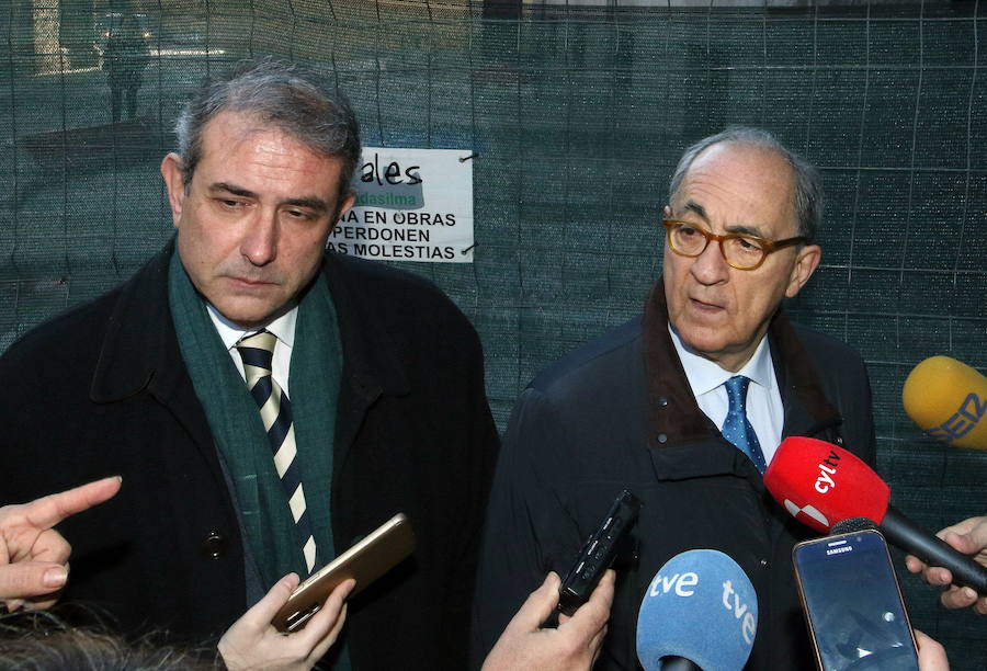 Rafael Ruiz y Javier Reguera, antes de una sesión del juicio de las prejubilaciones.