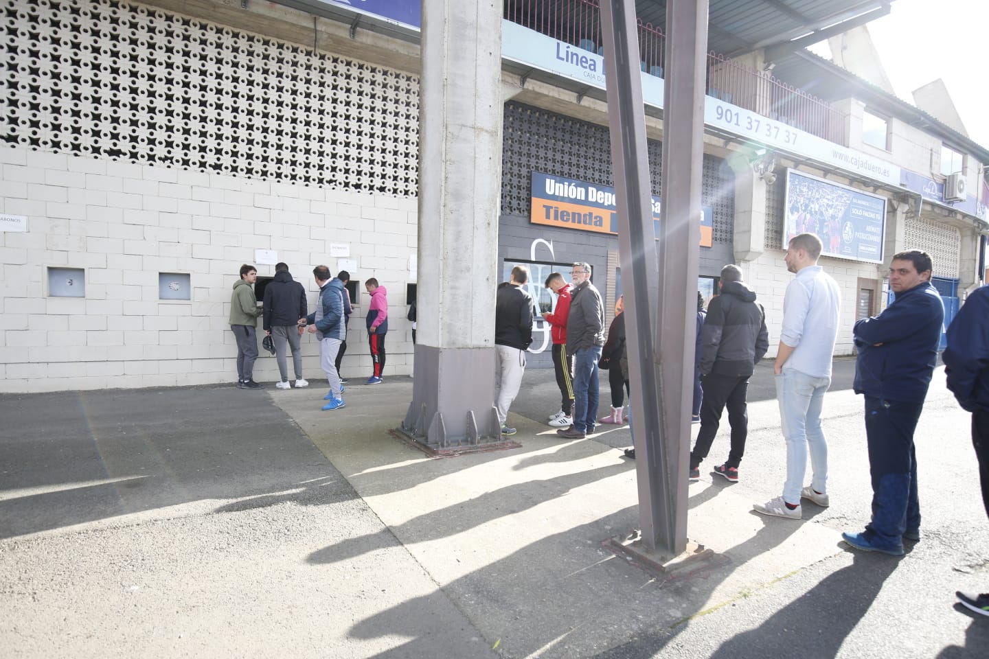 Fotos: Colas en el Helmántico para el derbi Salamanca CF y Unionistas CF