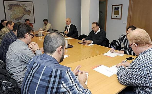 Reunión de sindicatos y dirección de Auvasa en el Serla. 
