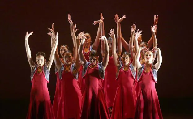 Un momento de la coreografía 'Amor de Solana III', interpretada por los alumnos de la Esceula Proefsional de Danza de Castilla y León, 