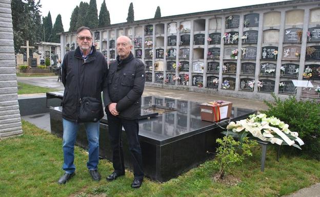 Los familiares de Agustín de Lucas, junto a la urna exhumada en el cementerio de Pamplona el pasado 1 de abril. 