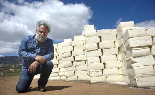 El artista canadiense Cosimo Cavallaro posa, junto a un muro de queso construido por él a pocos pasos de la barda que separa Estados Unidos y México en Tecate, California. 