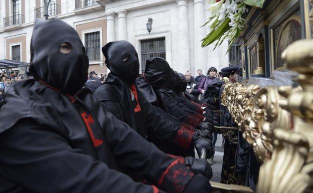 Procesión del Jueves Santo de La Piedad, en la que sale un preso indultado. 