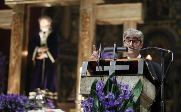 José Ignacio Foces, con la talla de Jesús de Medinaceli, durante el pregón en la Catedral. 