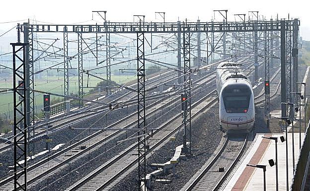 Un tren entrando en la estación de AVE de Medina del Campo (Valladolid).