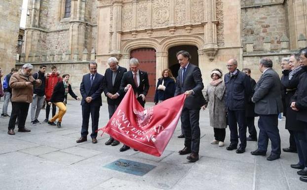 Las autoridades, tras el descubrimiento de la placa. 