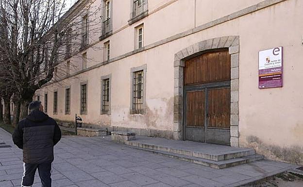 Un hombre pasa por delante del instituto Peñalara, en La Granja. 