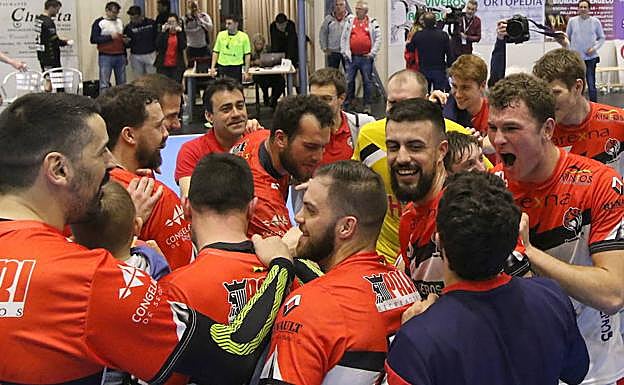 Jugadores del Viveros Herol BM Nava celebran una victoria en su pabellón.