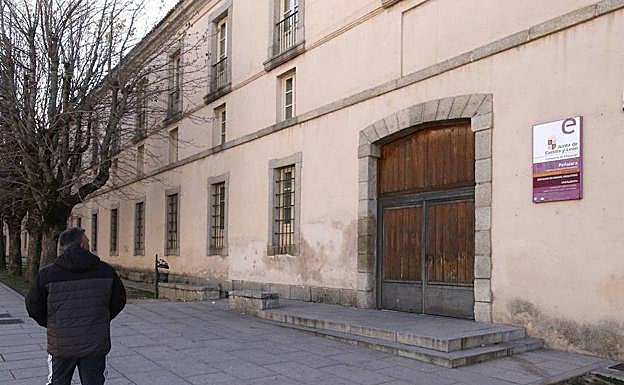 Un hombre camina junto al instituto Peñalara.