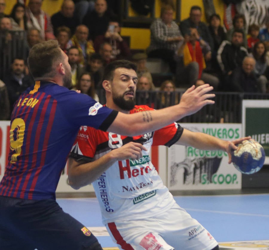 Fotos: Victoria del Balonmano Nava ante el Barcelona B (32-29)